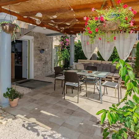 1 Bedroom In * זאטון